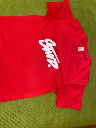 T-shirt vermelha com logo branco