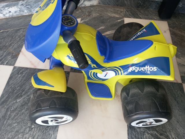 Quad eléctrico infantil azul y amarillo