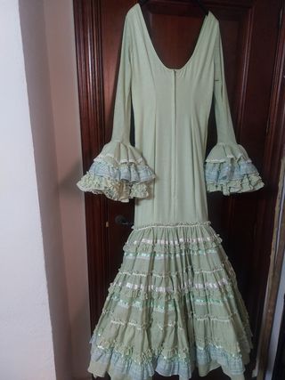 Traje de flamenca verde con volantes