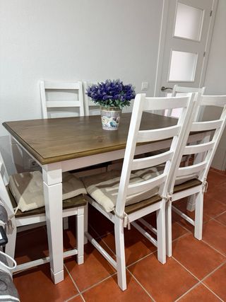 Aparador blanco y madera con vitrina