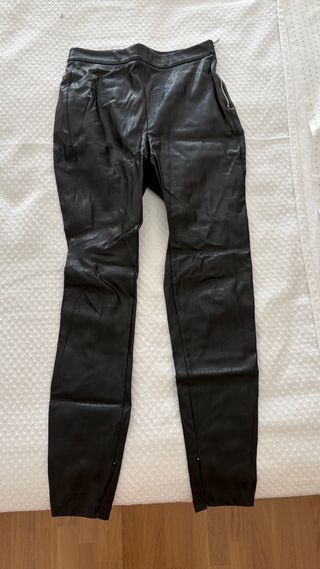 Pantalón efecto piel