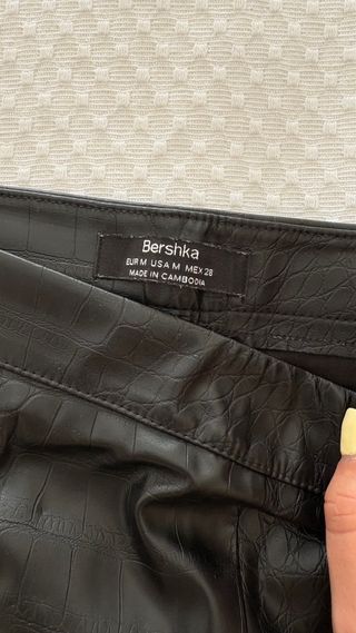 Pantalón efecto piel