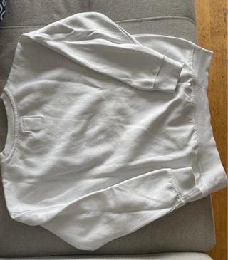 Sudadera blanca con skate