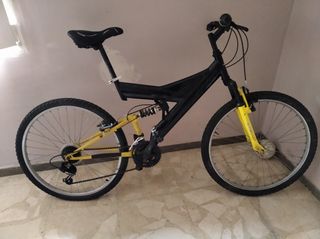 Bicicleta de Montaña Negra y Amarilla