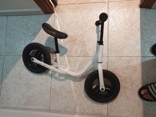 Bici de equilibrio infantil blanca.