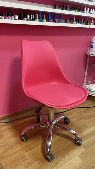 Silla rosa giratoria con ruedas