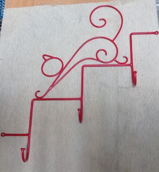Colgador decorativo gato metal rojo.