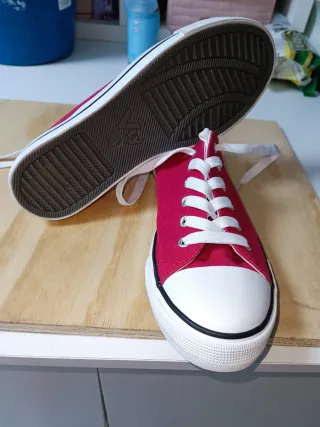 Botines de lona rojos sin estrenar(5'50€)