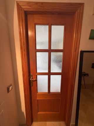 Puerta de madera con cristal