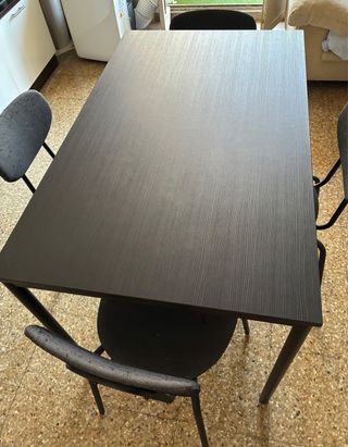 Mesa de comedor negra y marrón
