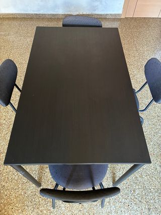 Mesa de comedor negra y marrón