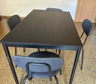 Mesa de comedor negra y marrón