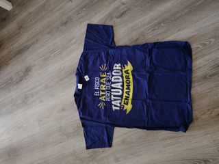 Camiseta azul con estampado Tatuador