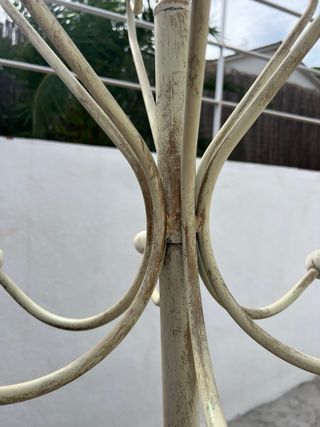 Perchero de pie metal beige y dorado