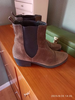Botines de ante marrón
