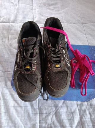 Zapatos de seguridad negros y rosas