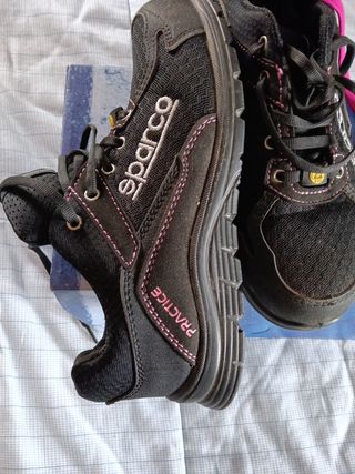 Zapatos de seguridad negros y rosas