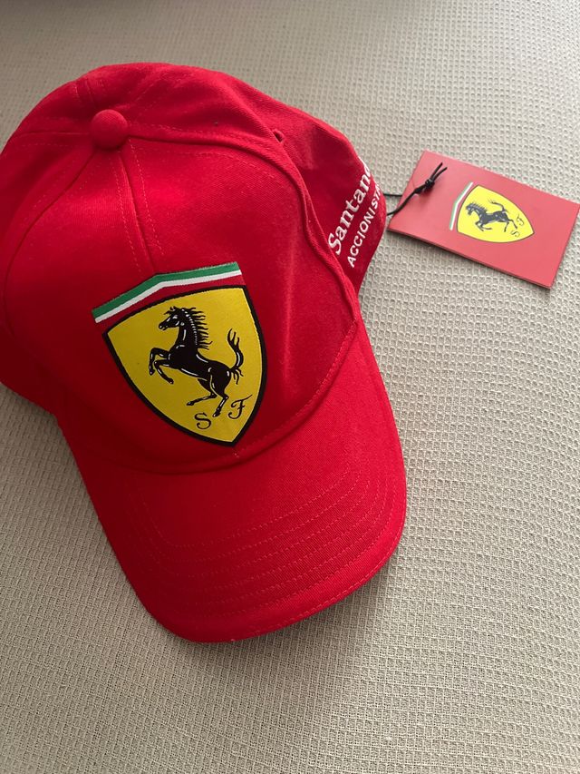 Gorra Ferrari Santander Roja con etiqueta