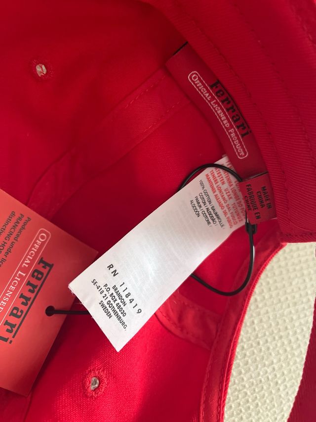 Gorra Ferrari Santander Roja con etiqueta