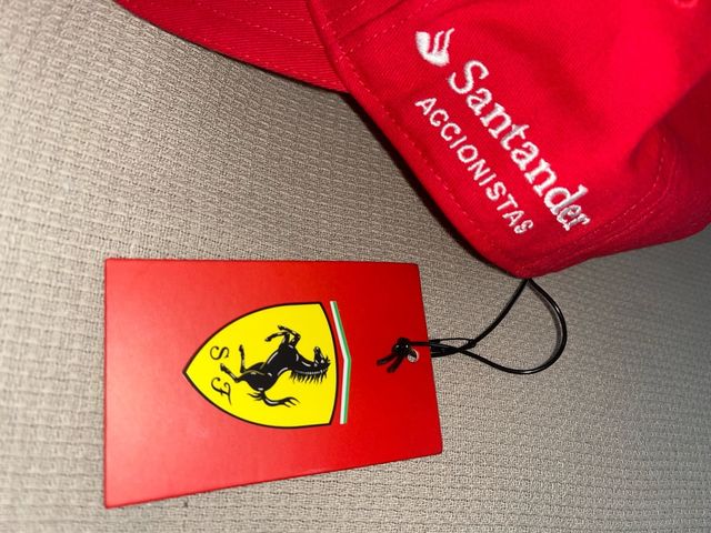 Gorra Ferrari Santander Roja con etiqueta