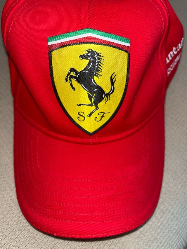Gorra Ferrari Santander Roja con etiqueta