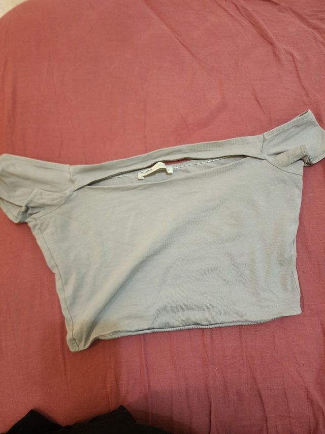 Top corto gris sin hombros