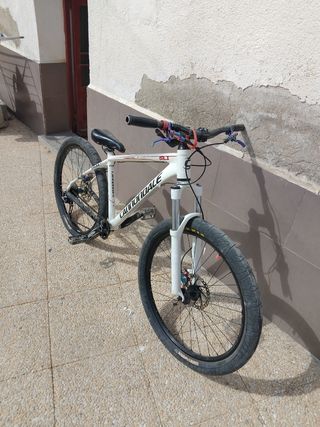 Bicicletta bianca Cannondale