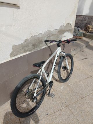 Bicicletta bianca Cannondale