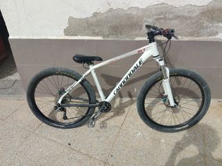 Bicicletta bianca Cannondale