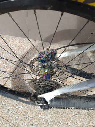 Bicicletta bianca Cannondale