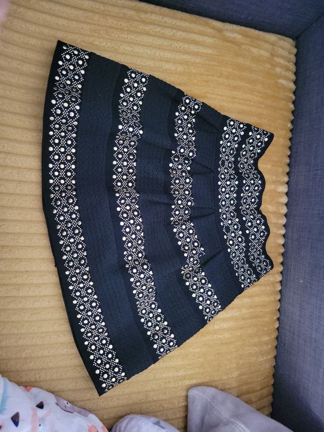 Falda corta elástica con adornos