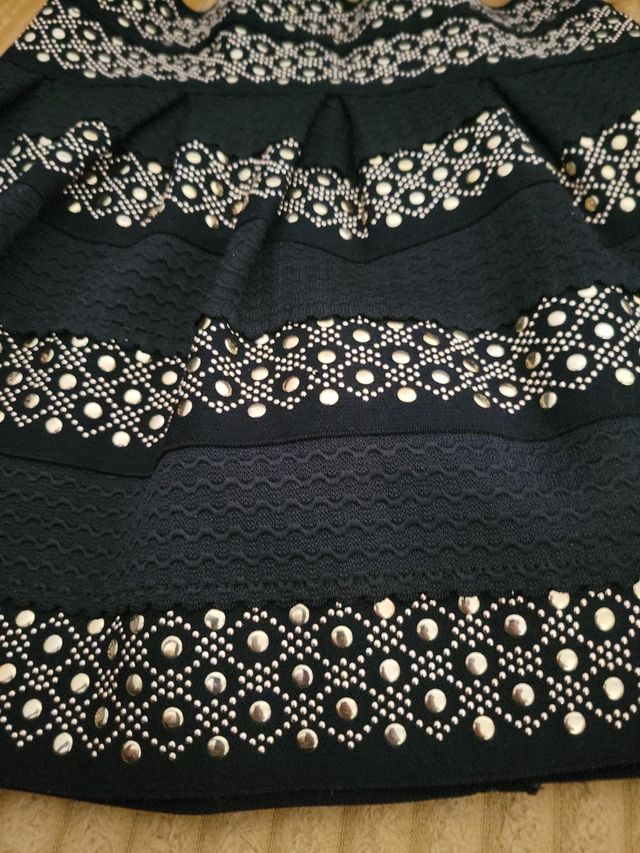 Falda corta elástica con adornos