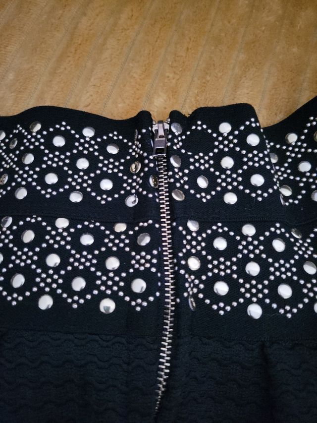 Falda corta elástica con adornos