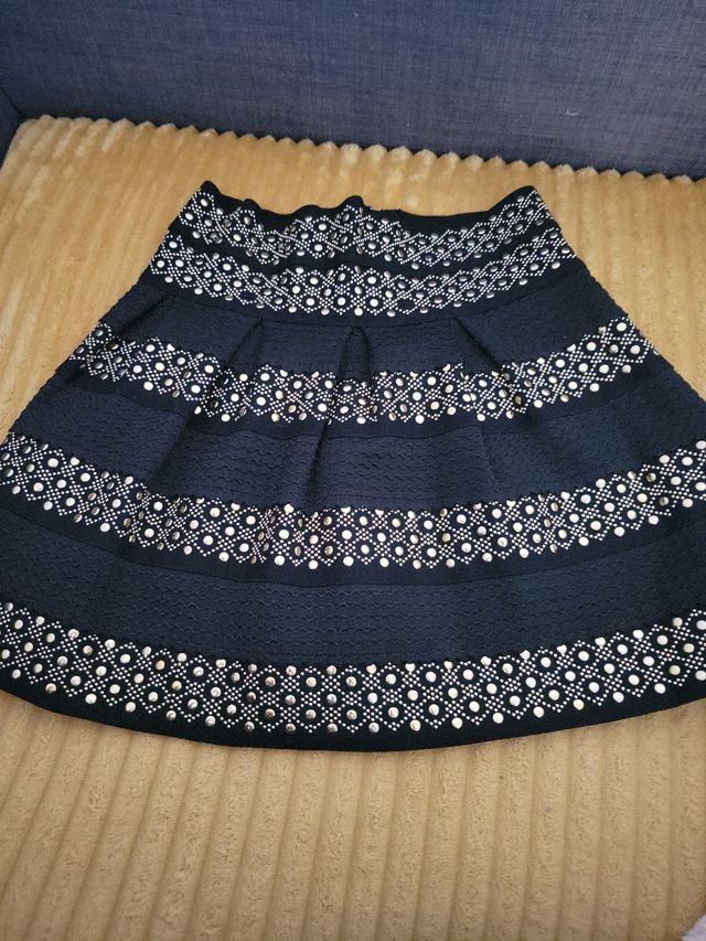 Falda corta elástica con adornos