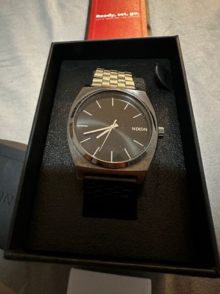Reloj Nixon gris  y Plateado
