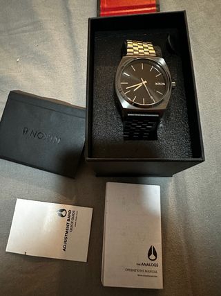 Reloj Nixon gris  y Plateado