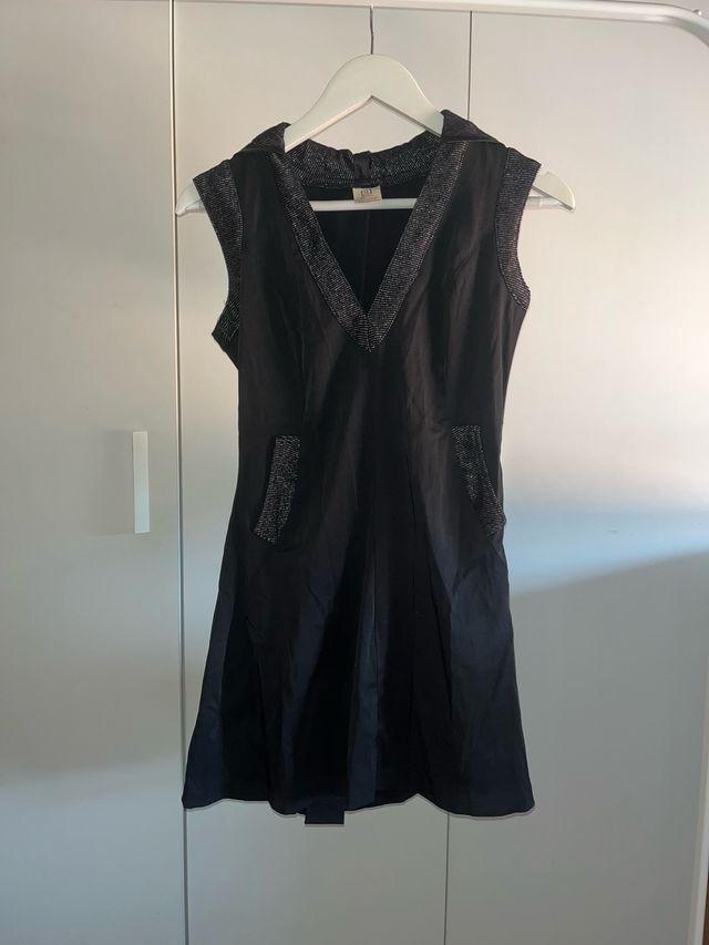 Vestido negro con capucha y detalles plateados