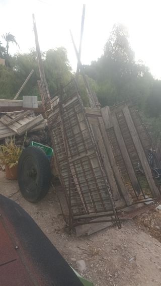 Carro de madera y metal para decoración