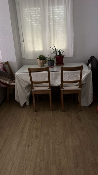 Mesa de comedor de madera y cristal
