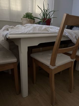 Mesa de comedor de madera y cristal