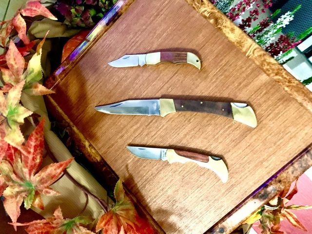 Set 3 coltelli da collezione, manico in legno