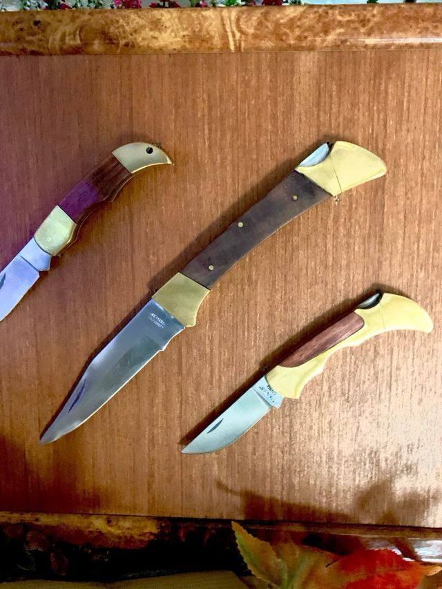 Set 3 coltelli da collezione, manico in legno