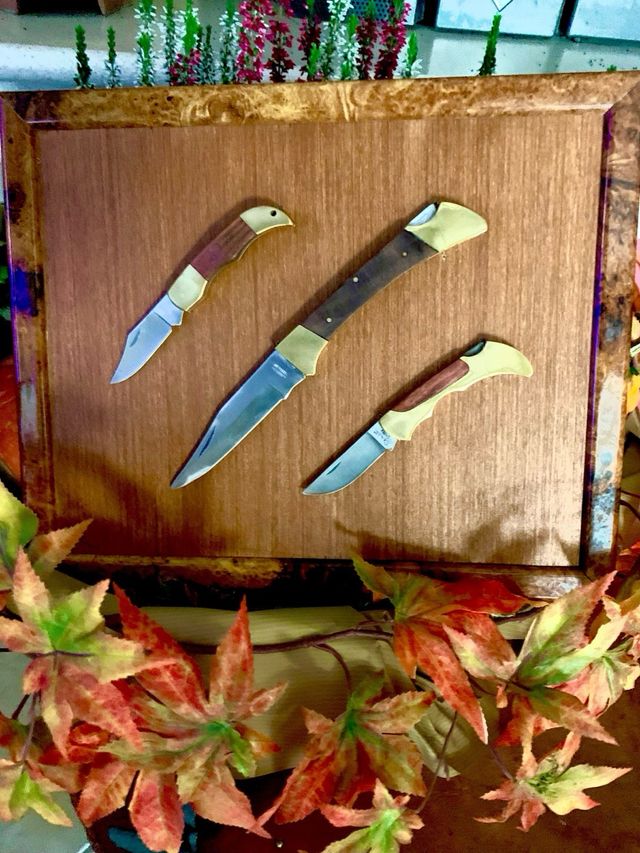 Set 3 coltelli da collezione, manico in legno