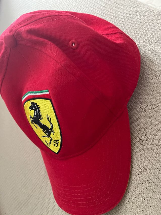 Gorra Ferrari Roja Escudo Cavallino Rampante