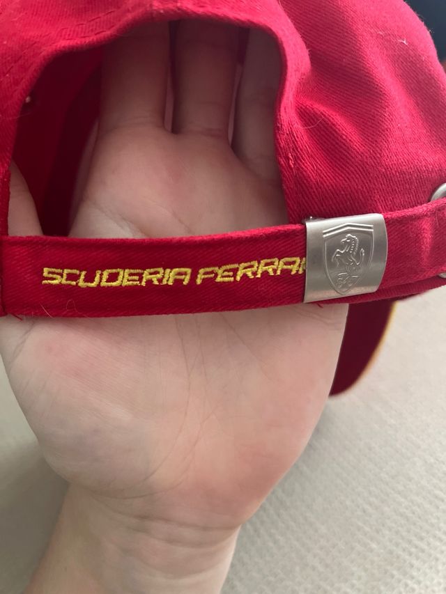Gorra Ferrari Roja Escudo Cavallino Rampante
