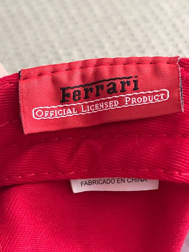 Gorra Ferrari Roja Escudo Cavallino Rampante