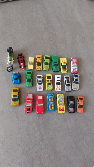 22 macchinine giocattolo