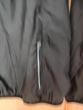 Cortavientos negro con rayas