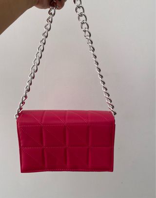 Bolso pequeño fucsia con cadena