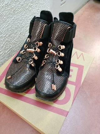 Gioseppo Sneakers Negras con Detalles Dorados